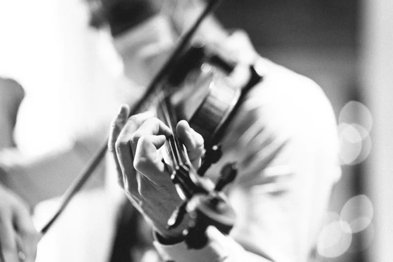 a B&W close up of a violinist with a shallow depth of field